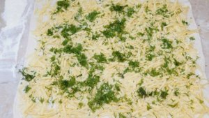 Рулет из слоеного теста с сыром