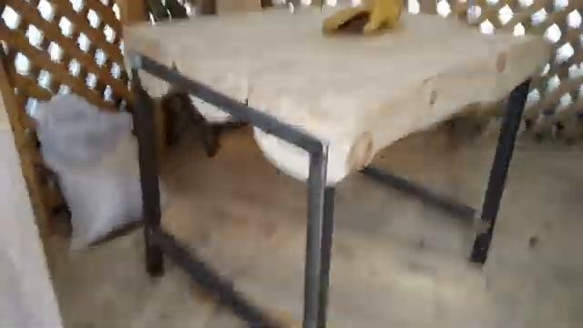 Стол из полубревна.