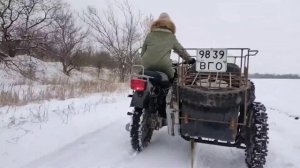 Мотоцикл Днепр МТ-16 ,зима, снег и покатушки на санках.