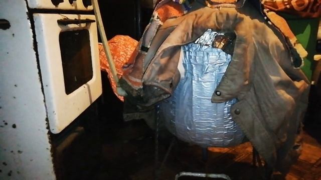 Топлю воск. Объединил безматочную семью с отводком муравьиной кислотой. смотреть онлайн