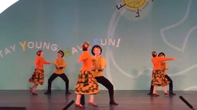 Пчёлка. Остров Тайвань. на 4:24 минуте наступила на юбку смотреть онлайн