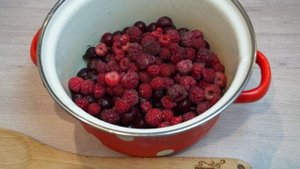 Компот из малины и вишни