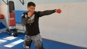 Бей сильно. Комплекс упражнений с гантелями для постановки нокаутирующего удара.