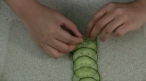 Как сделать розу из огурца