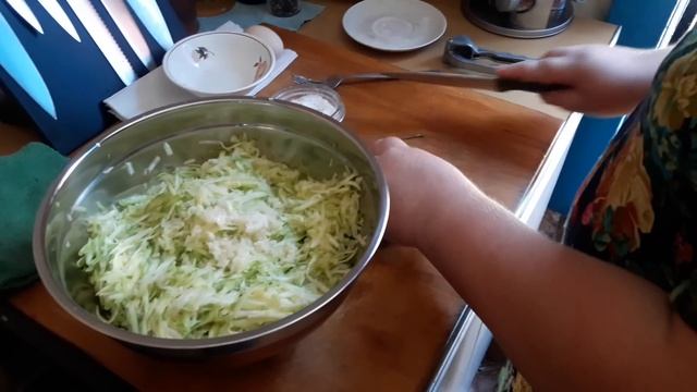 Заквашиваем молоко.Жарим оладьи из кабачков.