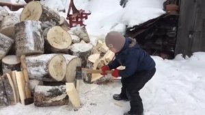 Колоть дрова должен уметь каждый мужчина!#учимся колоть дрова#помощник#дети#мальчик с колуном