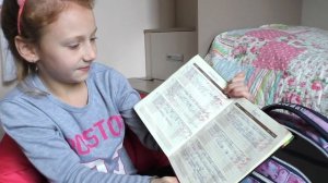 Как я делаю уроки | Домашнее задание | Что лежит в портфеле | Жучок