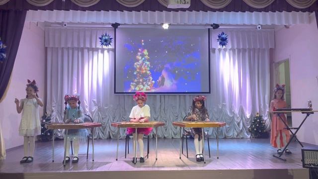 Ансамбль «Веселые нотки» Л.К.Бекман детская песенка «Маленькая ёлочка» смотреть онлайн