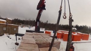 Разгрузка кирпича манипулятором
