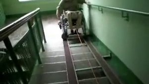 Преодоление лестницы в инвалидной коляске