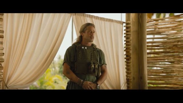 Тренер (кадры из к/ф Затерянный город/The Lost City, 2022) смотреть онлайн