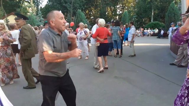 Я И САРА КЛЁВА ПАРА! ТАНЦЫ В ПАРКЕ ГОРЬКОГО ХАРЬКОВ 2021 смотреть онлайн
