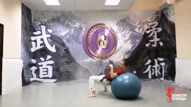 УПРАЖНЕНИЯ НА ФИТБОЛЕ ДЛЯ УЛУЧШЕНИЯ КАЧЕСТВА БОРЬБЫ. БАЛАНС, КООРДИНАЦИЯ, РАБОТА С ЦЕНТРОМ ТЯЖЕСТИ смотреть онлайн