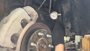 Проверка тормозных дисков Киа Махав 2 на предмет биения