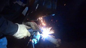 Ремонт изношенной выхлопной трубы коллектора с помощью сварки