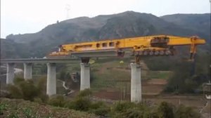 Китайский мостоукладчик  SLJ900/3 на строительстве железной дороги из Пекина во  Внутреннюю Монголи