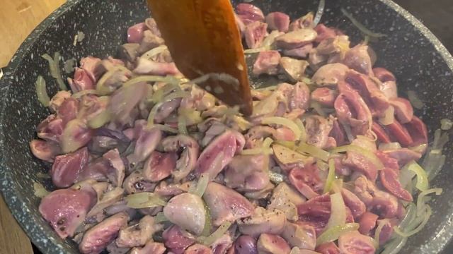 Куриные сердечки на сковороде в сырно - сметанном соусе