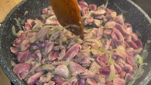 Куриные сердечки на сковороде в сырно - сметанном соусе