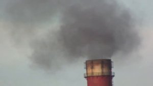 Чёрный дым из трубы Режевского никелевого завода
