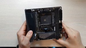 Распаковка и обзор материнской платы GIGABYTE B550I AORUS PRO AX (2160р 4К)