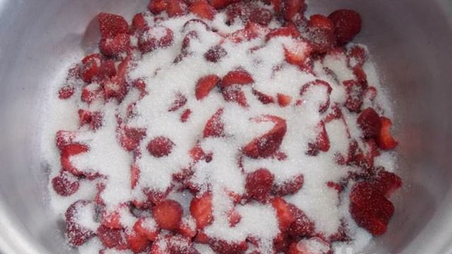 Клубничное варенье кусочками на зиму