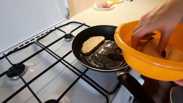 ПИЦЦА на СКОВОРОДЕ  БЕЗ ТЕСТА, НА БАТОНЕ  #быстраяпицца #наскоруюруку #пиццаминутка #пиццанабатоне