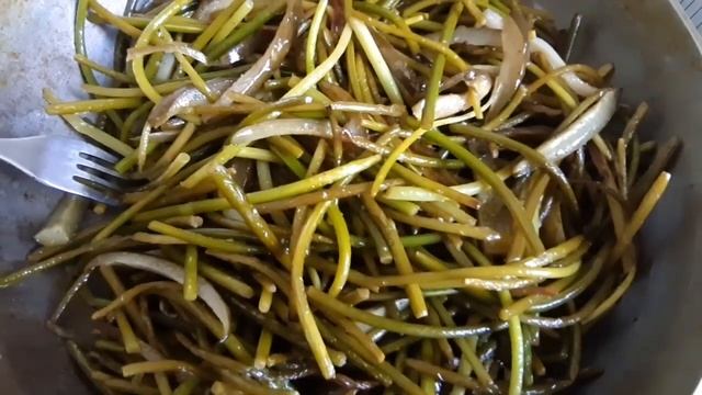 ЖАРЕНЫЕ ЧЕСНОЧНЫЕ СТРЕЛКИ С СОЛЁНЫМИ ОГУРЦАМИ