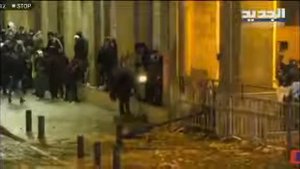 Протестующие в Бейруте бросают «Коктейль Молотова»