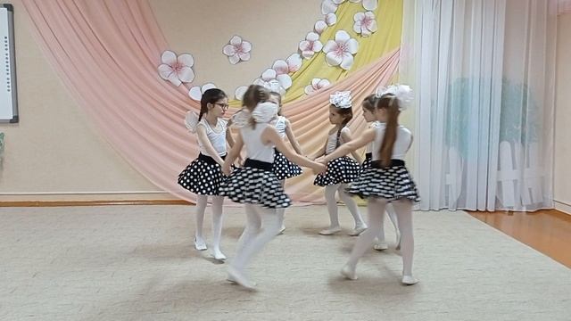 танец Кнопочки баянные.mp4