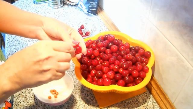 Три способа, как быстро удалить косточку из вишни!