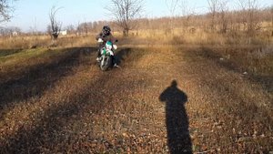 езда на kawasaki KLX 250 по кочкам
