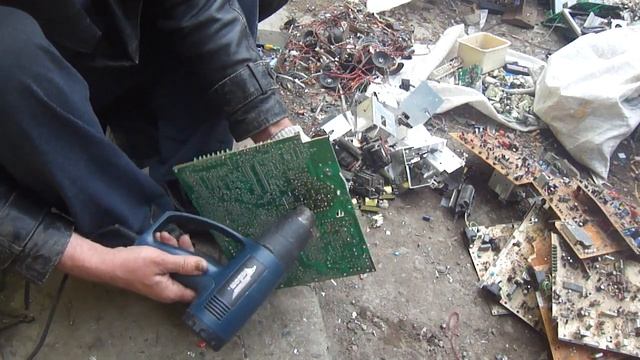 как быстро распаять платы от старых мониторов-телевизоров строительным феном. смотреть онлайн