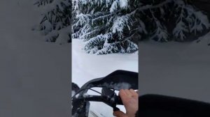 китайский снегоход по глубокому снегу