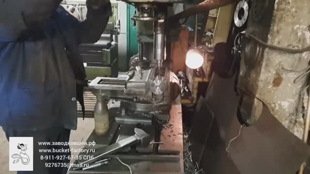 Сверлильные работы. Работа на сверлильном станке. Сверлим отверстия во втулке / Drilling
