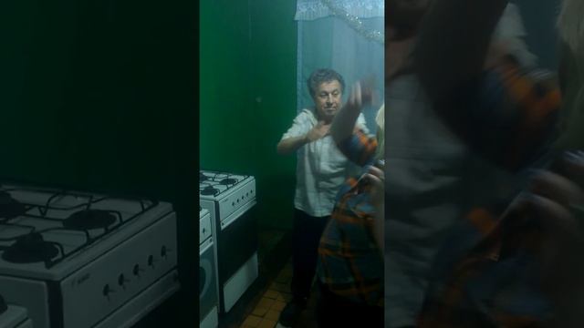 Приколы Дикие танцы под Новый год