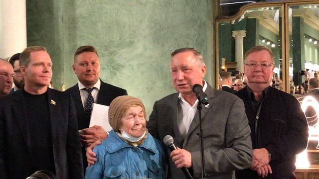 Открытие Дома Книги в Петербурге: губернатор А.Д.Беглов представляет блокадницу.