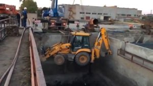 Автокран 32 тонны опускает JCB 3cx в котлован ТехВН Великий Новгород
