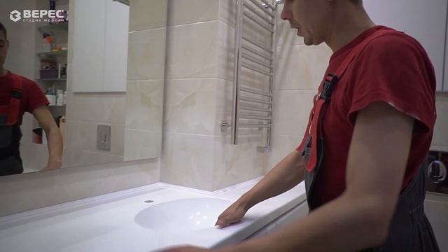 Открытая стиральная машинка с мебелью