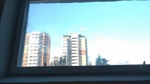 Механики демонтируют старый лифт