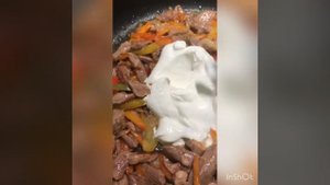 Индейка тушёная с овощами в сметане с томатами.