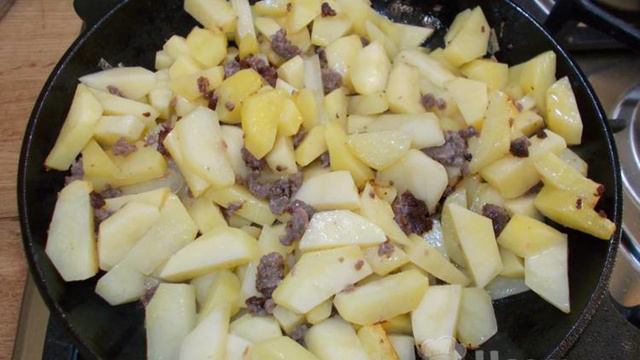 Жареная картошка с луком и фаршем на сковороде