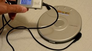 CD/MP3 аудио плеер iRiver IMP-350 серебристый - внешний вид, включение, проигрывание диска