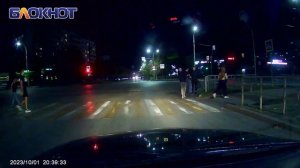 «Сохранился»: как волгодонец устроил забег на «красный»  и упал несколько раз перед машинами