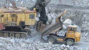 Карьерный самосвал БелАЗ разгружается BelAZ-7540