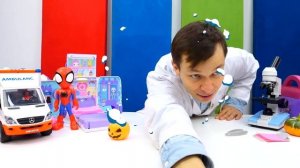 Человек Паук увеличился в Хэллоуин! Игры в доктора в видео про игрушки для детей