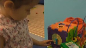 Детское видео Развлечения в батутном центре на детских горках в бассейне с Алисой