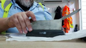 Точим ножи на  руках. Сравнение AUS 8 и порошкового быстрореза E-HV 975. Часть 2/3.