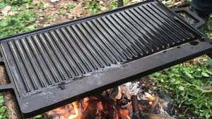 Невероятно вкусный шашлык с гарниром на сковороде. Готовим мясо на чугунной сковороде-гриль в лесу