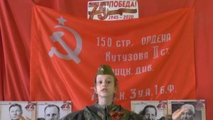 Памятник советскому солдату с девочкой спасенной на руках.