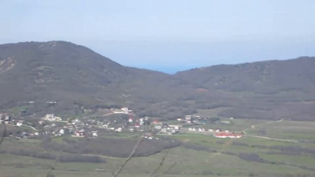Вид на село Гончарное и окружающую его подкову гор, Севастополь